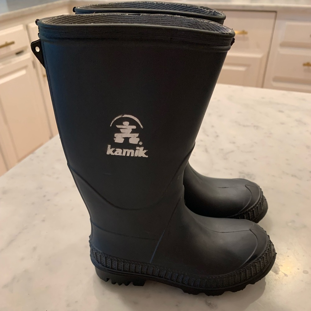 Kamik rain boots, like new condition! Worn once. Navy blue, size 9 toddler/kid